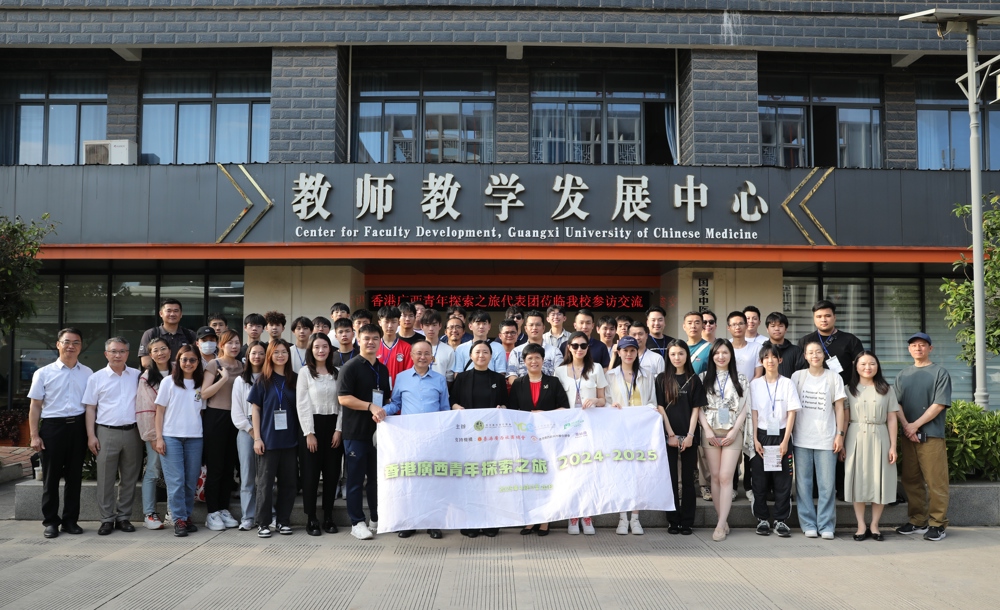 我校师生代表与全体团员合影留念 我校师生代表与全体团员合影留念