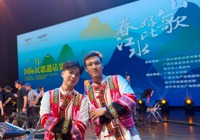 学校越南学子民歌赛场展风采 跨国演绎文化交融