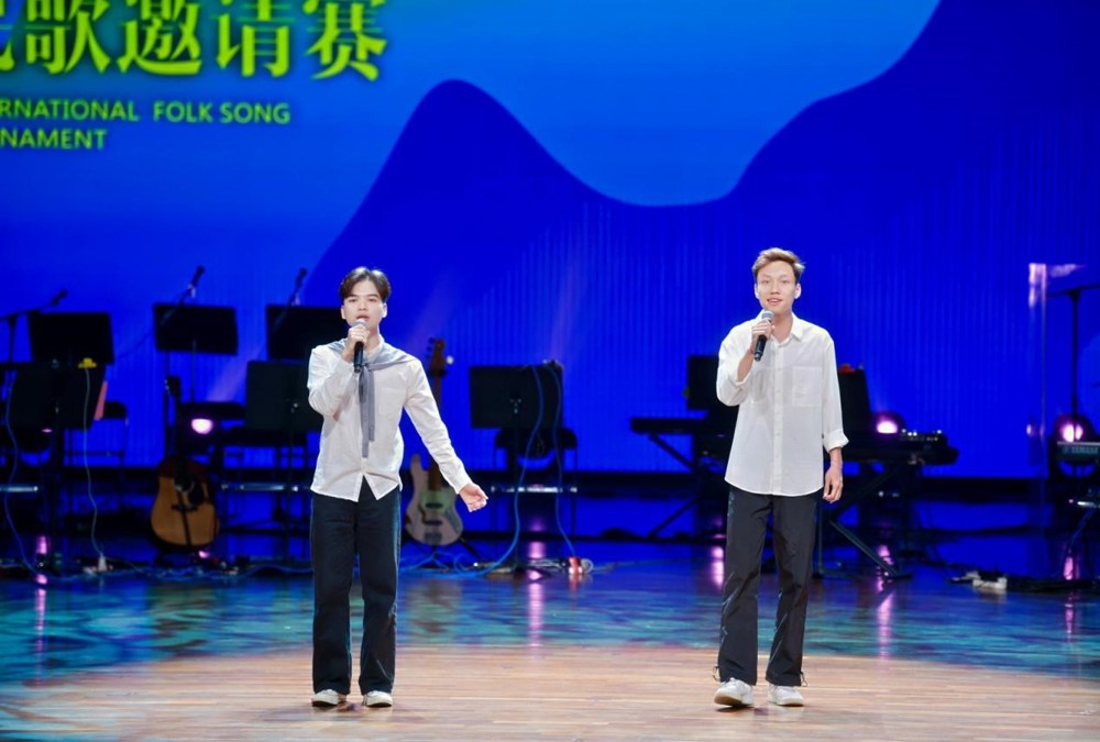 越南学子阮洪福、黄中坚演唱越南歌曲《送你回家的路》 越南学子阮洪福、黄中坚演唱越南歌曲《送你回家的路》