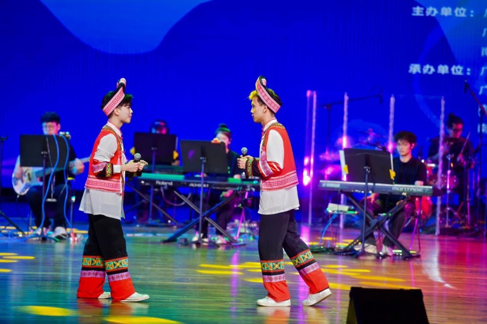 越南学子阮洪福、黄中坚身着壮族服装演唱壮语歌曲《呗侬情深》 越南学子阮洪福、黄中坚身着壮族服装演唱壮语歌曲《呗侬情深》