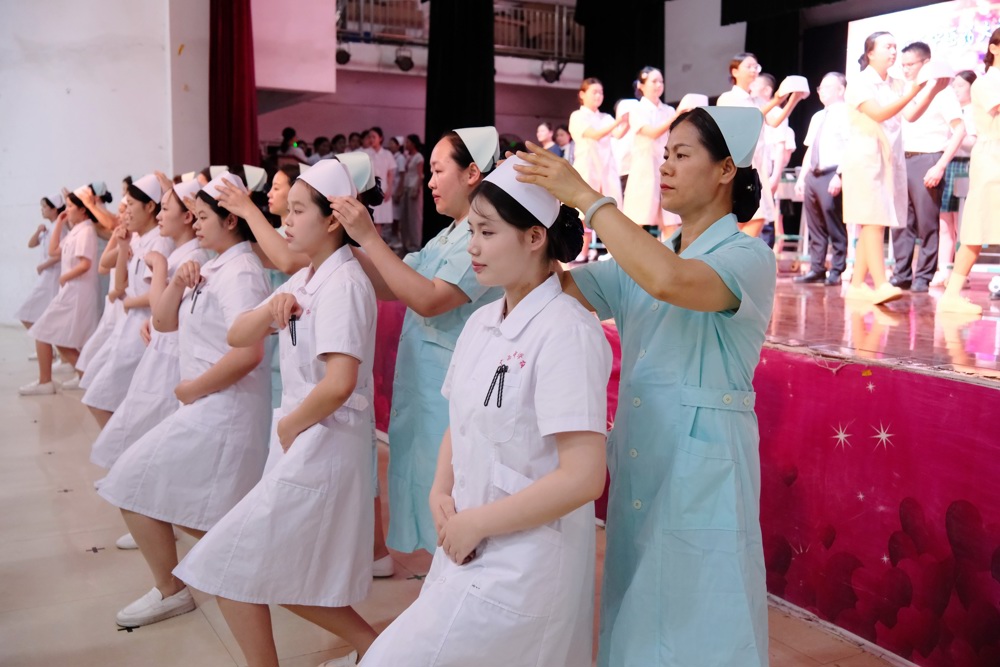 护理老师为护生戴帽 护理老师为护生戴帽