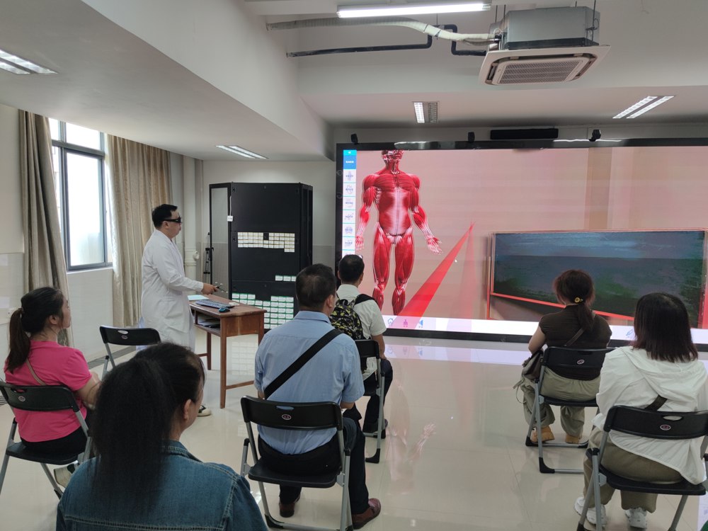 廖彦博老师向家长现场演示人体3D解剖教学软件在《人体解剖学》课程教学中的应用