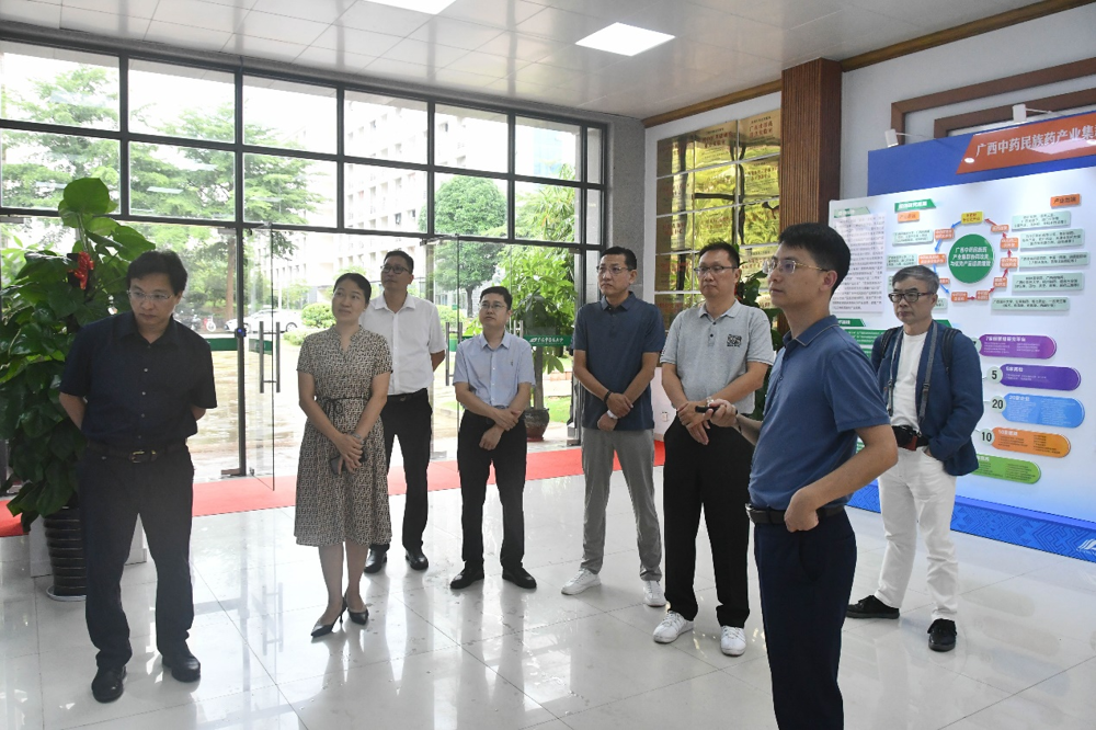 参观学校中医药科学实验中心 参观学校中医药科学实验中心
