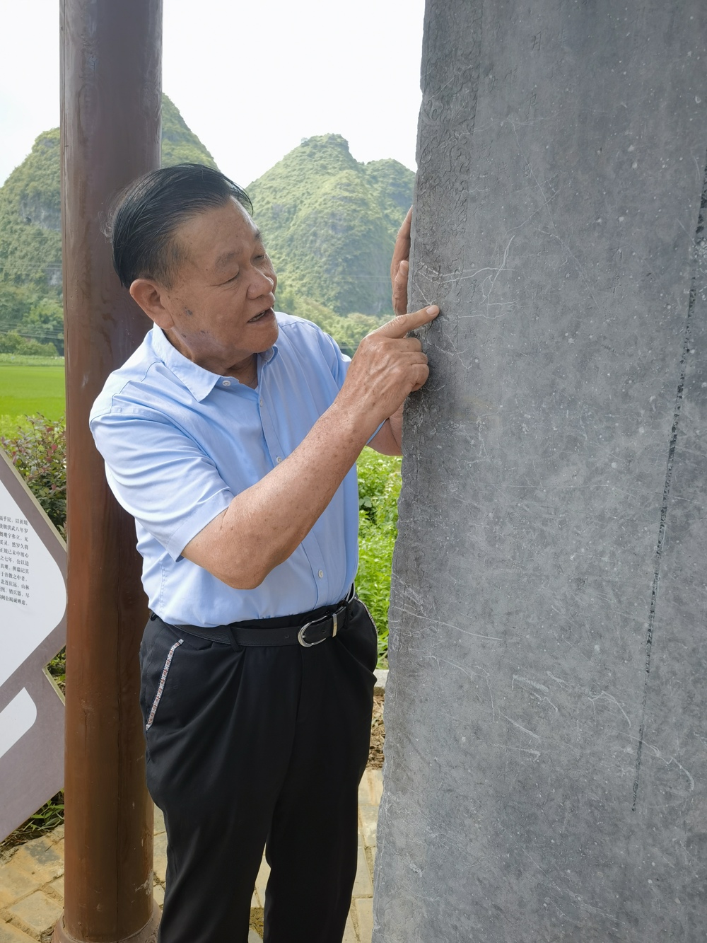 黄瑾明教授调研平果县旧城镇明代石碑