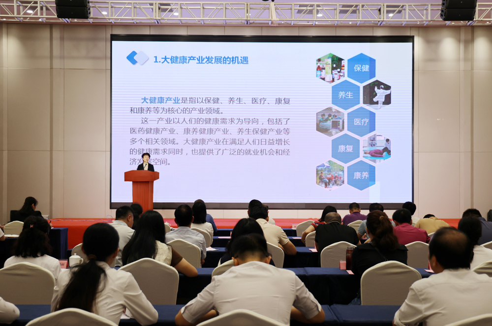 02广西中医药大学唐红珍教授作专题辅导.jpg 02广西中医药大学唐红珍教授作专题辅导.jpg