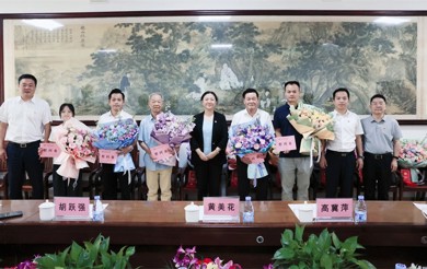 学校党委副书记、校长姚春到我院开展“七一”慰问暨“光荣在党50年”纪念章颁发活动