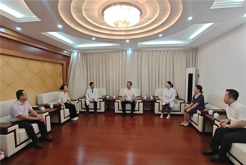李雪斌与教师代表亲切交谈