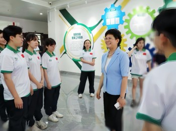 澳门青年考察团走进学校体验中医药文化魅力