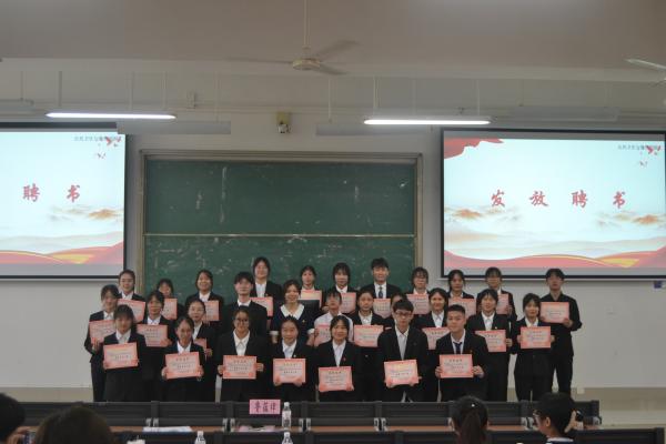 我院团委书记鲁蕴律老师与学生会优秀工作人员合影留念 我院团委书记鲁蕴律老师与学生会优秀工作人员合影留念