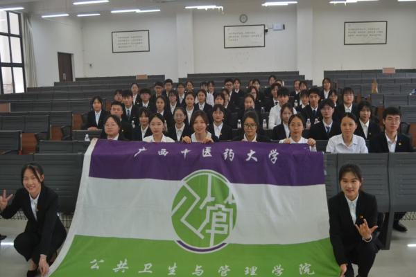 我院团委书记鲁蕴律老师与学生会成员合影留念 我院团委书记鲁蕴律老师与学生会成员合影留念