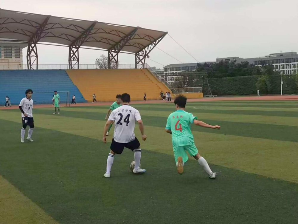 我方球员带球过人 我方球员带球过人