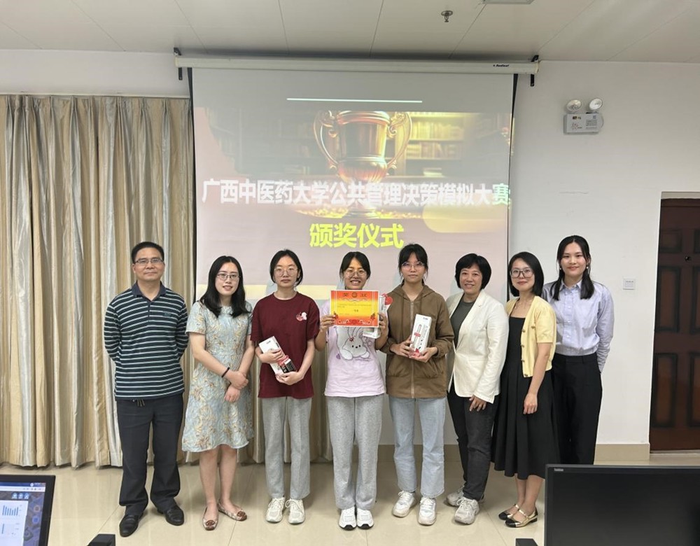 老师与获奖学生合影 老师与获奖学生合影
