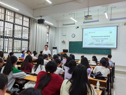 图2 李海教授正在与学生进行交流互动 图2 李海教授正在与学生进行交流互动