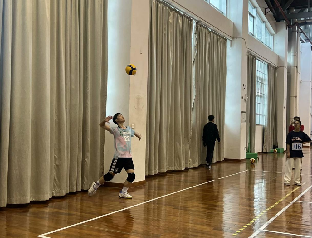 我方队员发球 我方队员发球