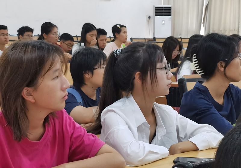 学生专心听课 学生专心听课