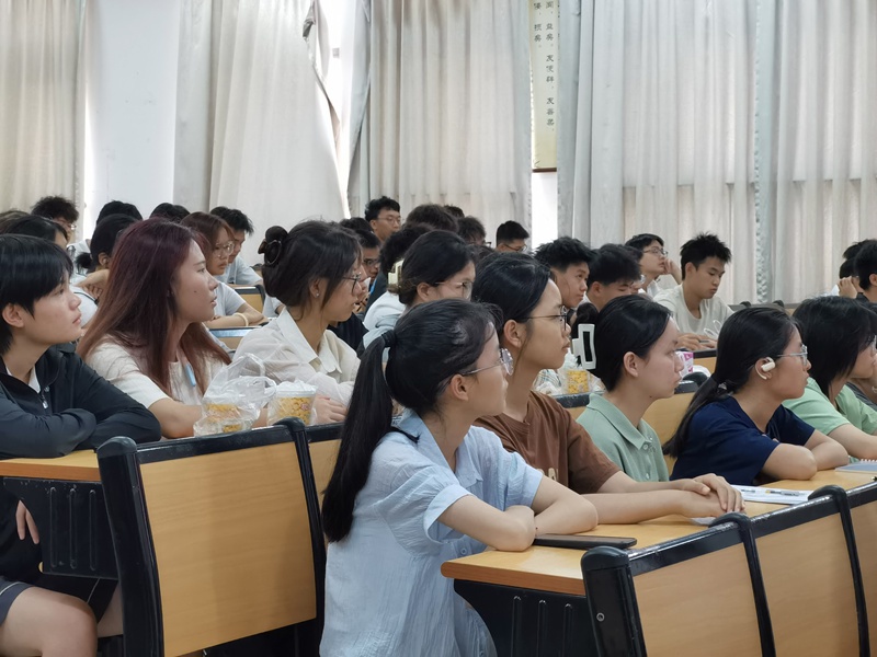 学生专心听课 学生专心听课