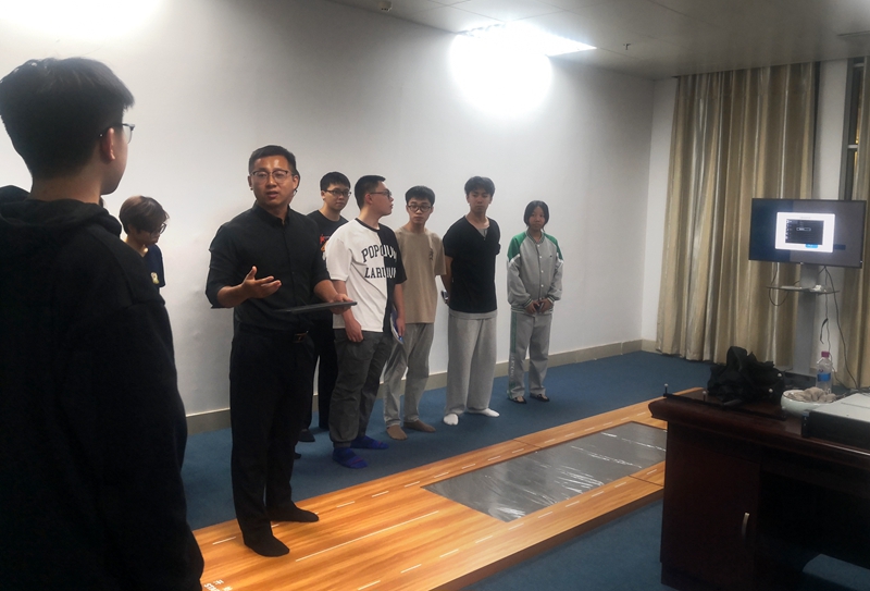 苏少亭博士在给学生讲解系统的使用 苏少亭博士在给学生讲解系统的使用