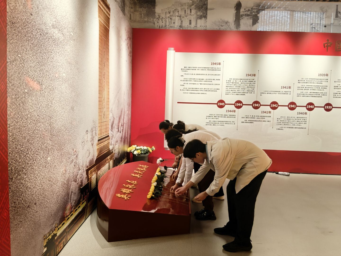 向革命烈士献花 向革命烈士献花