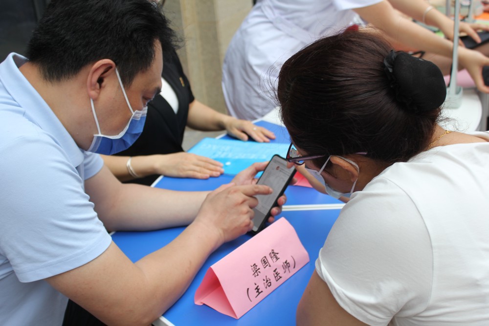 我校基础医学专业部梁国隆老师(主治医师)给社区居民答疑解惑 我校基础医学专业部梁国隆老师(主治医师)给社区居民答疑解惑