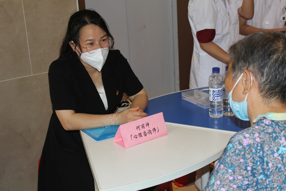 我校心理咨询师在给社区居民提供心理咨询 我校心理咨询师在给社区居民提供心理咨询