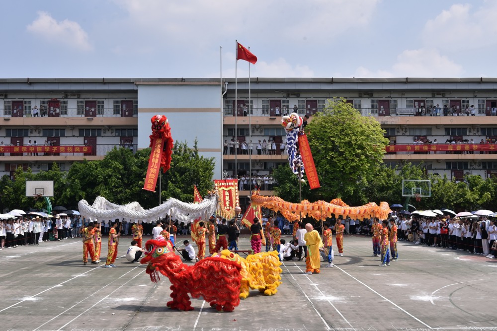 学生表演节目《龙狮祥瑞》 学生表演节目《龙狮祥瑞》