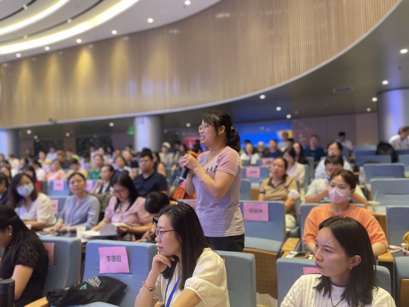 何丽坤老师参与课堂互动 何丽坤老师参与课堂互动