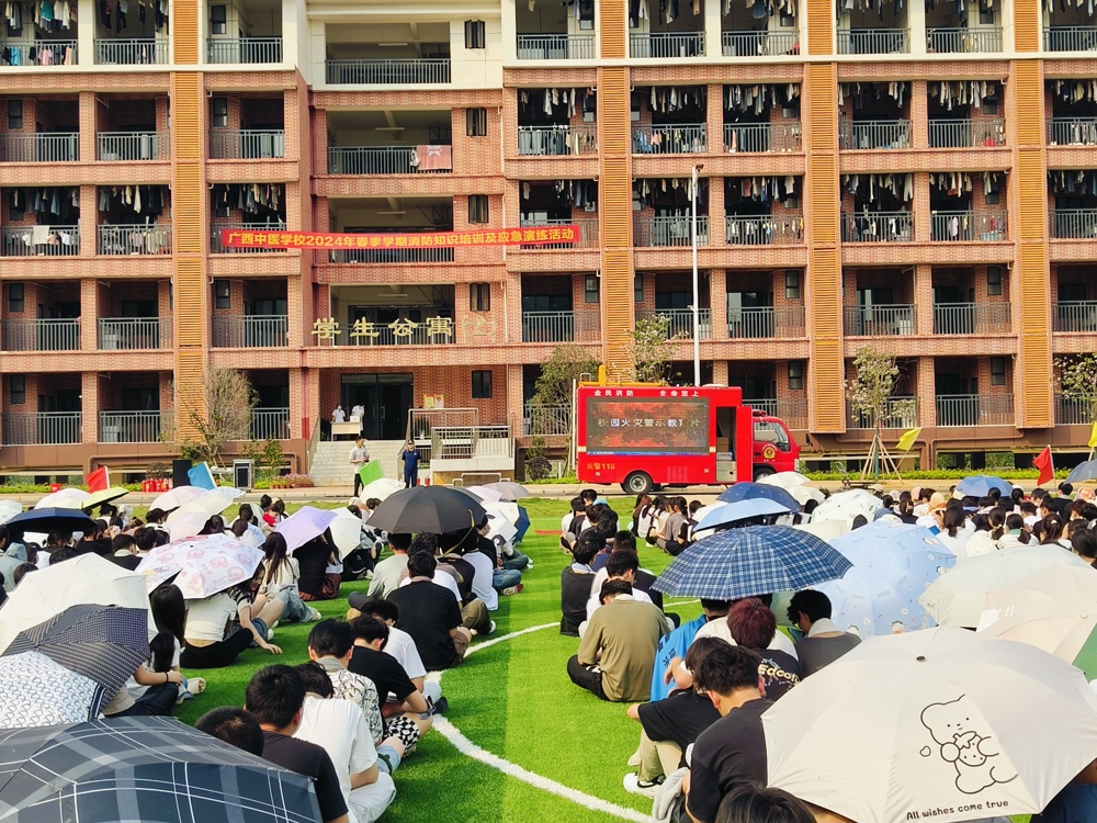 学生观看校园火灾警示教育片