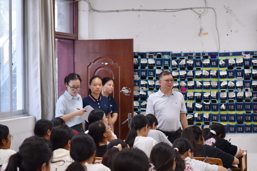 图-1 林原书记带队检查课堂教学情况 图-1 林原书记带队检查课堂教学情况