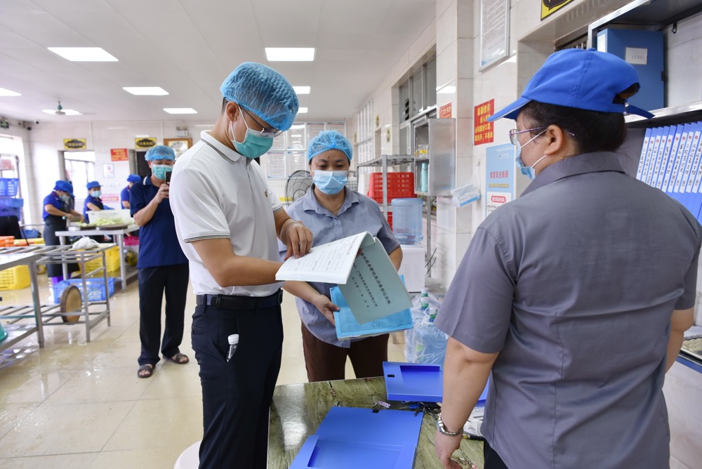 图-4 邓刚副书记检查学生食堂食材采购情况 图-4 邓刚副书记检查学生食堂食材采购情况