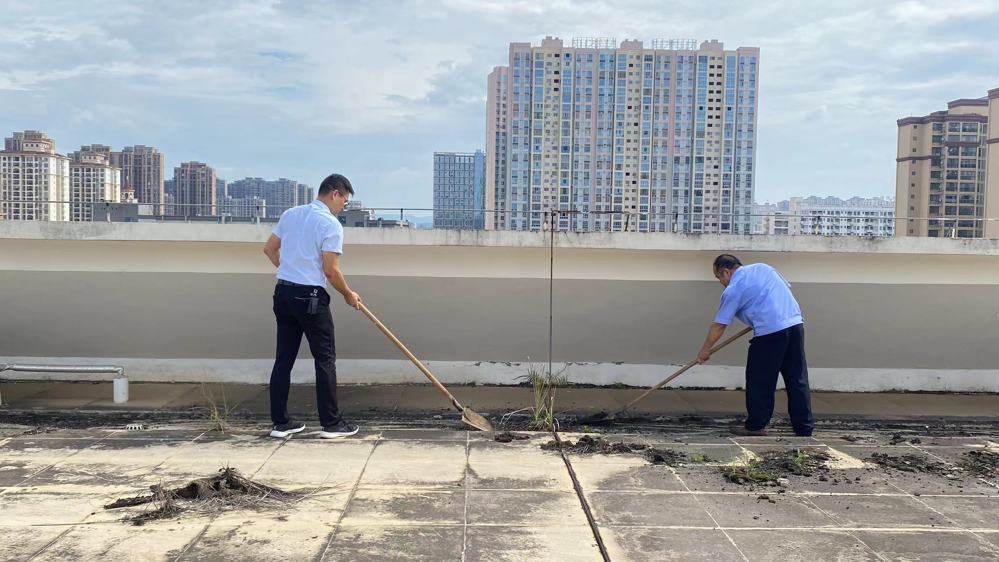 崇左分院清理屋顶楼面杂物 崇左分院清理屋顶楼面杂物