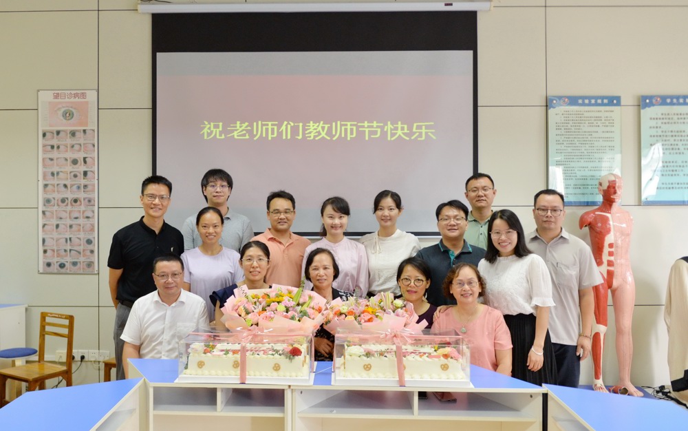 邓刚慰问中医专业部、医学基础专业部教师 邓刚慰问中医专业部、医学基础专业部教师