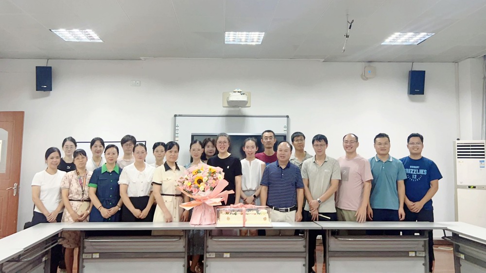 黄勇副校长德育人文体育专业部教师 黄勇副校长德育人文体育专业部教师