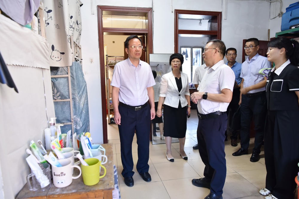 莫锦荣一行深入学生宿舍调研 莫锦荣一行深入学生宿舍调研