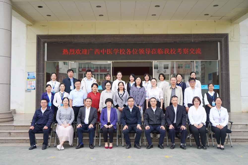 学校双方人员合影留念 学校双方人员合影留念