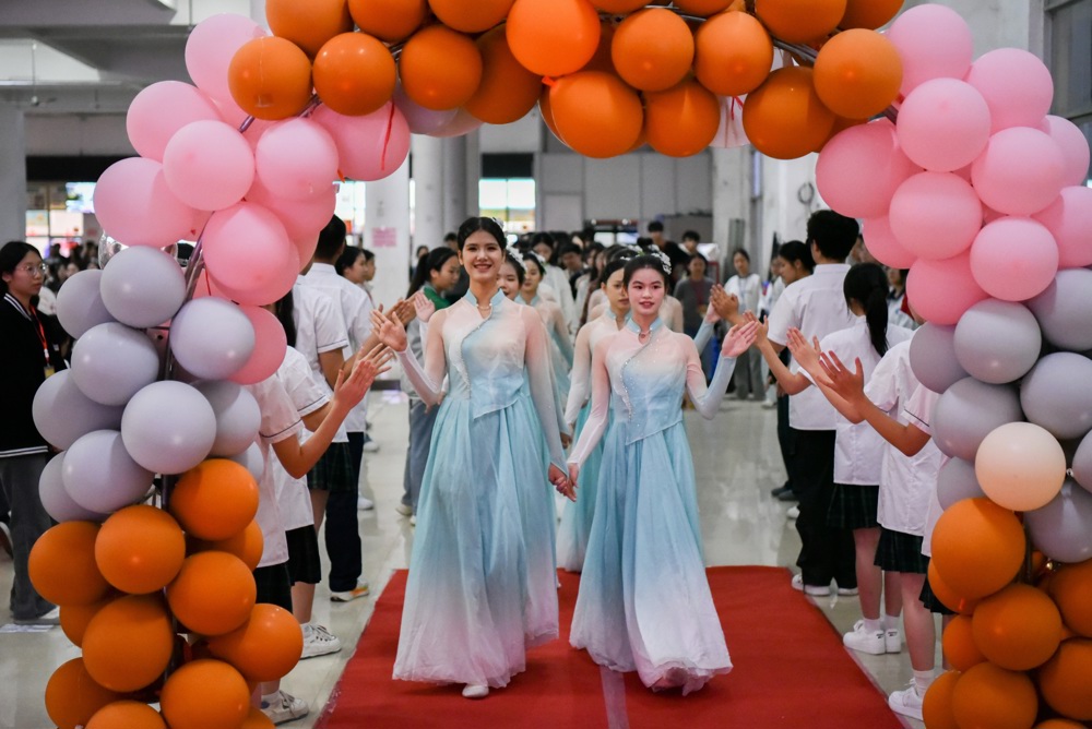 学生穿越“友谊之门” 学生穿越“友谊之门”