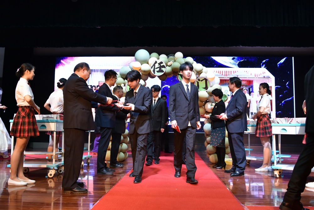 学生穿越“责任之门” 学生穿越“责任之门”