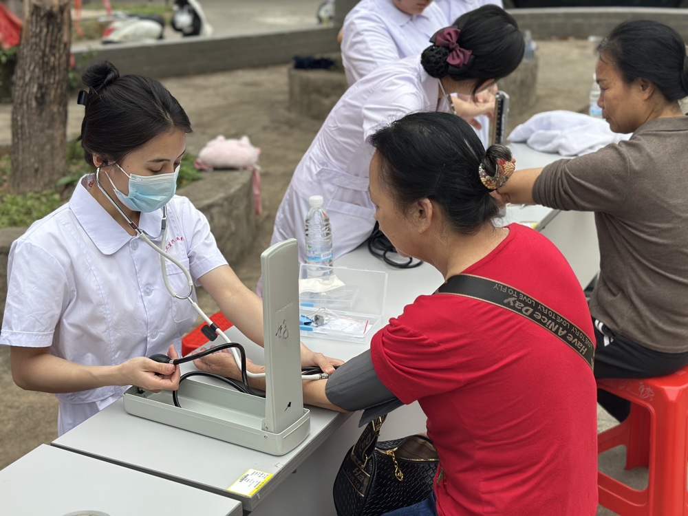 志愿者为居民测量血压 志愿者为居民测量血压