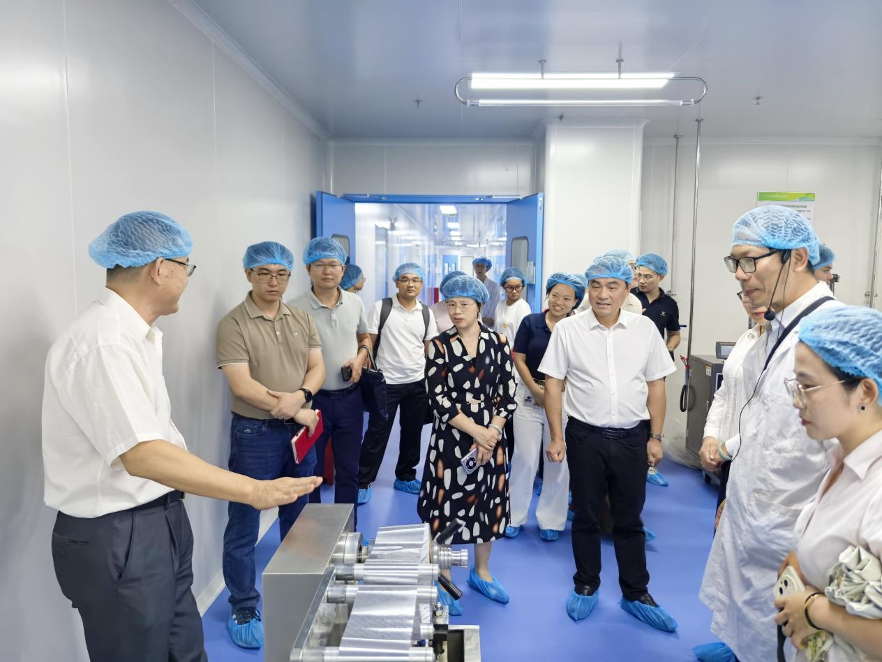 在广州市医药职业学校考察调研