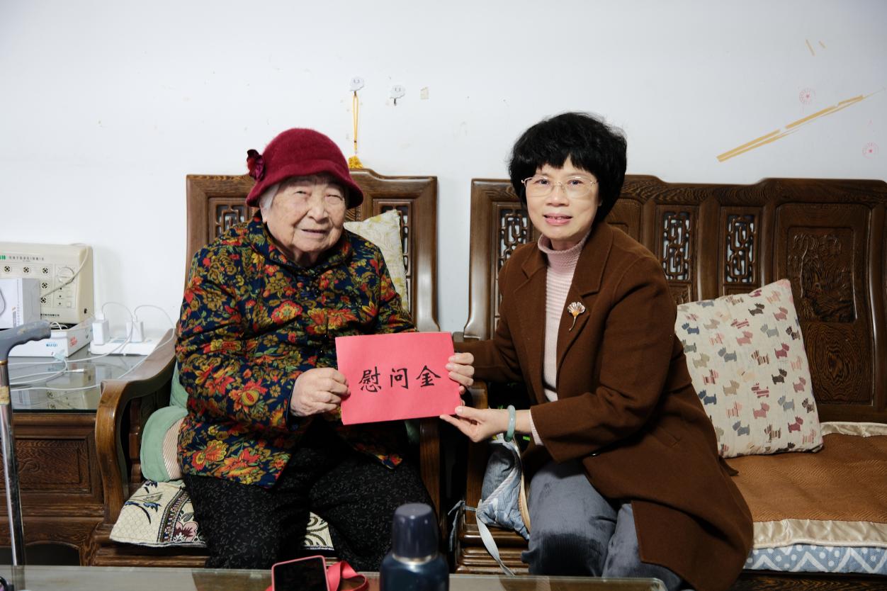 马秋平校长慰问赵淑明