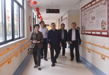 学校领导赴重阳老年公寓崇左分院走访调研