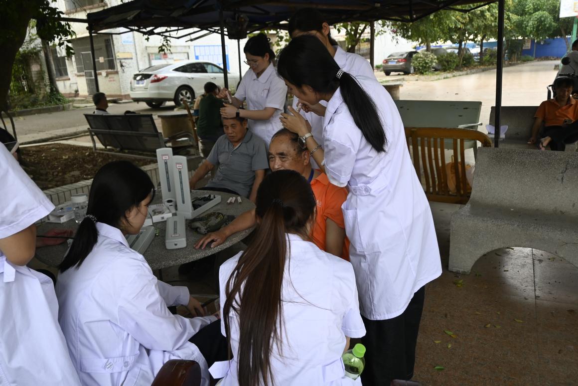 志愿者为社区老人艾灸