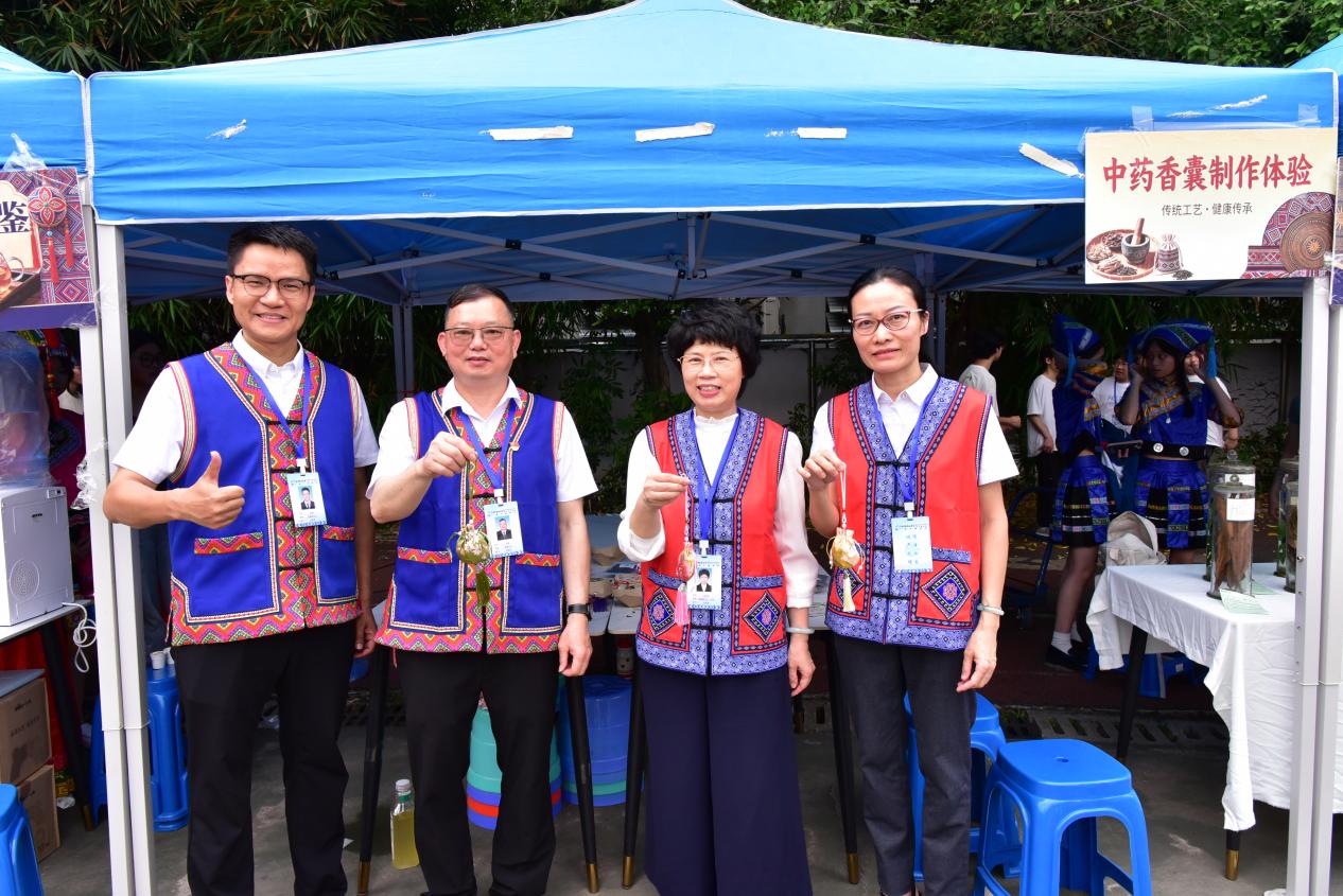 学校领导参与中药香囊制作体验1