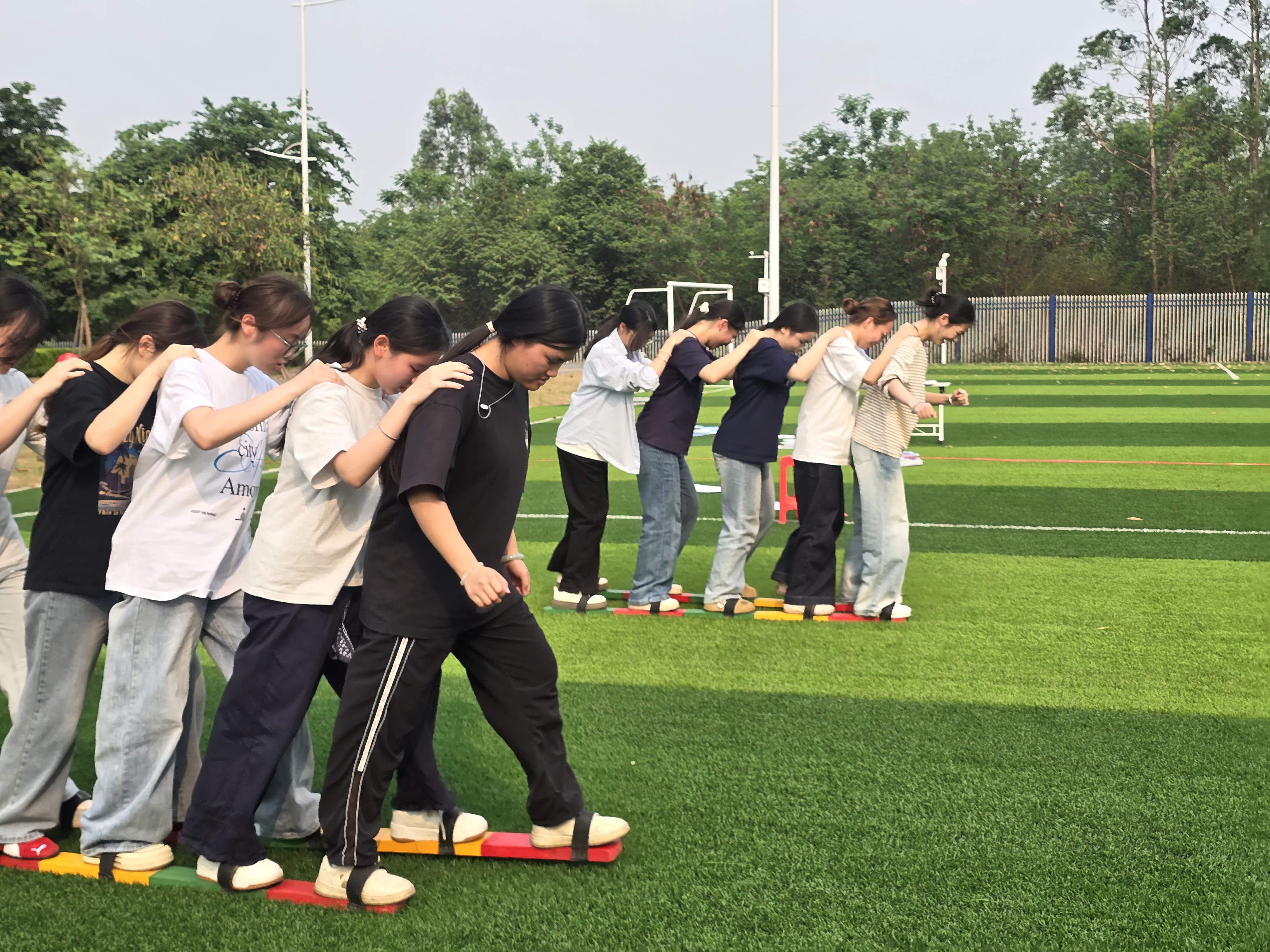 学生参与板鞋竞速比赛