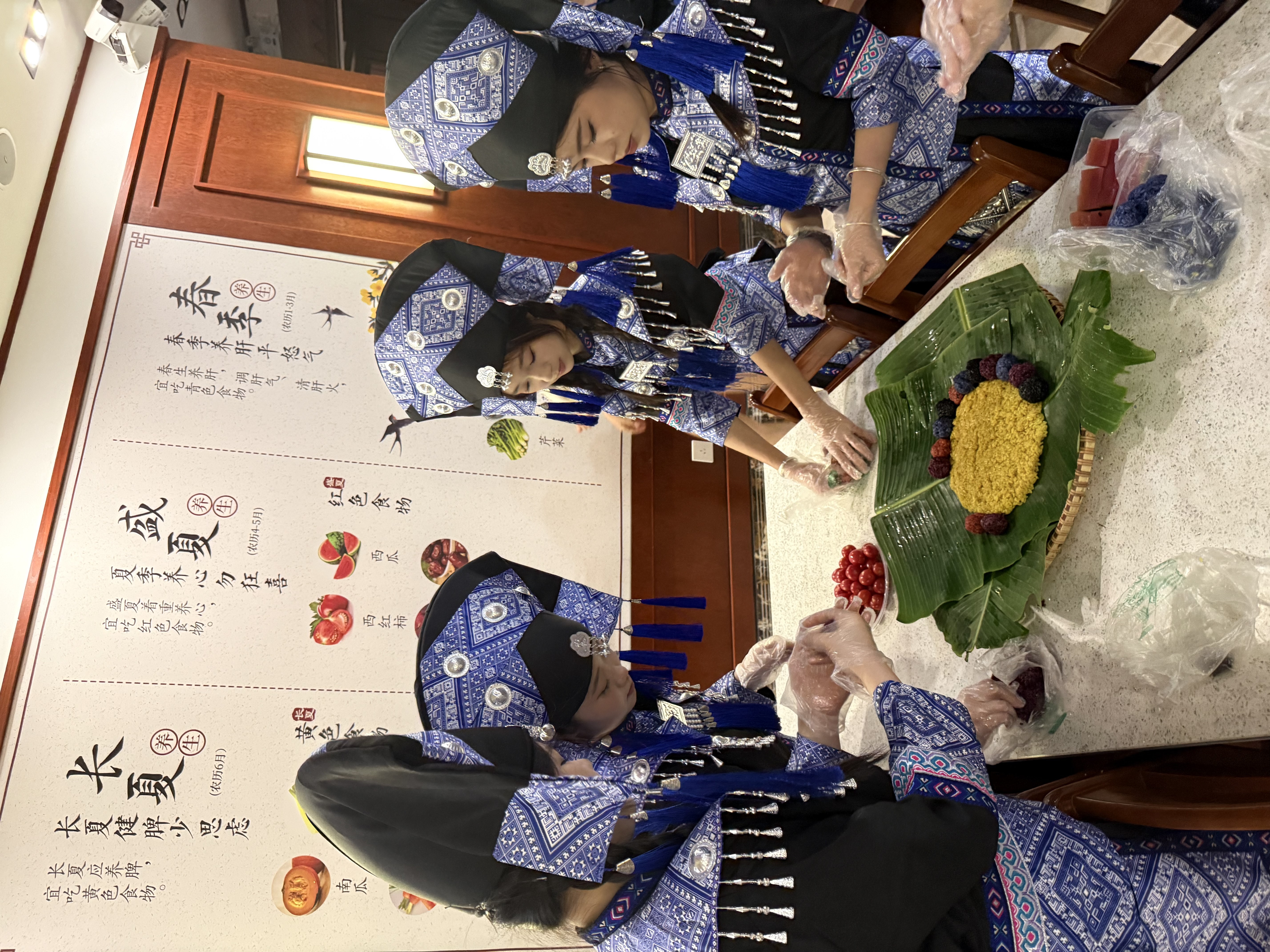 学生在制作民族美食