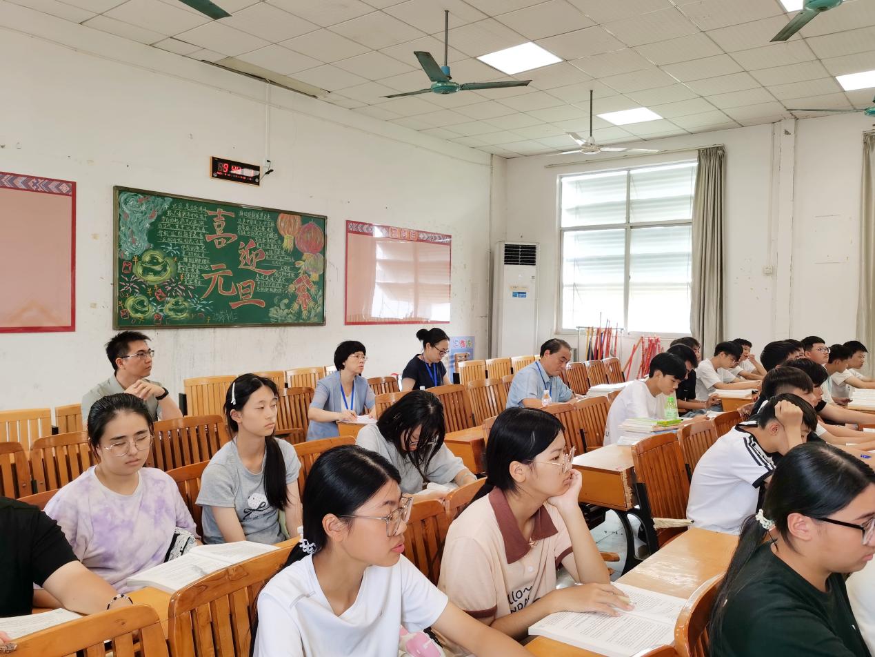 马秋平带队在北湖校区随堂听课