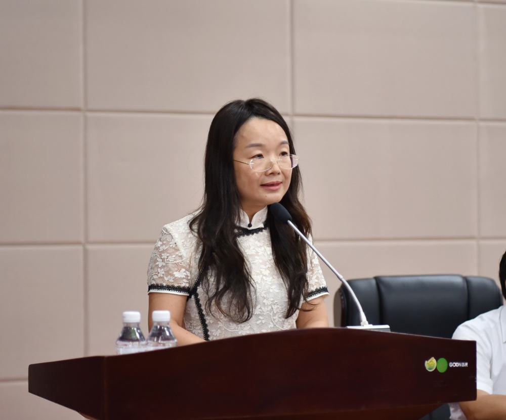 十佳教师代表卢小菊进行发言 十佳教师代表卢小菊进行发言