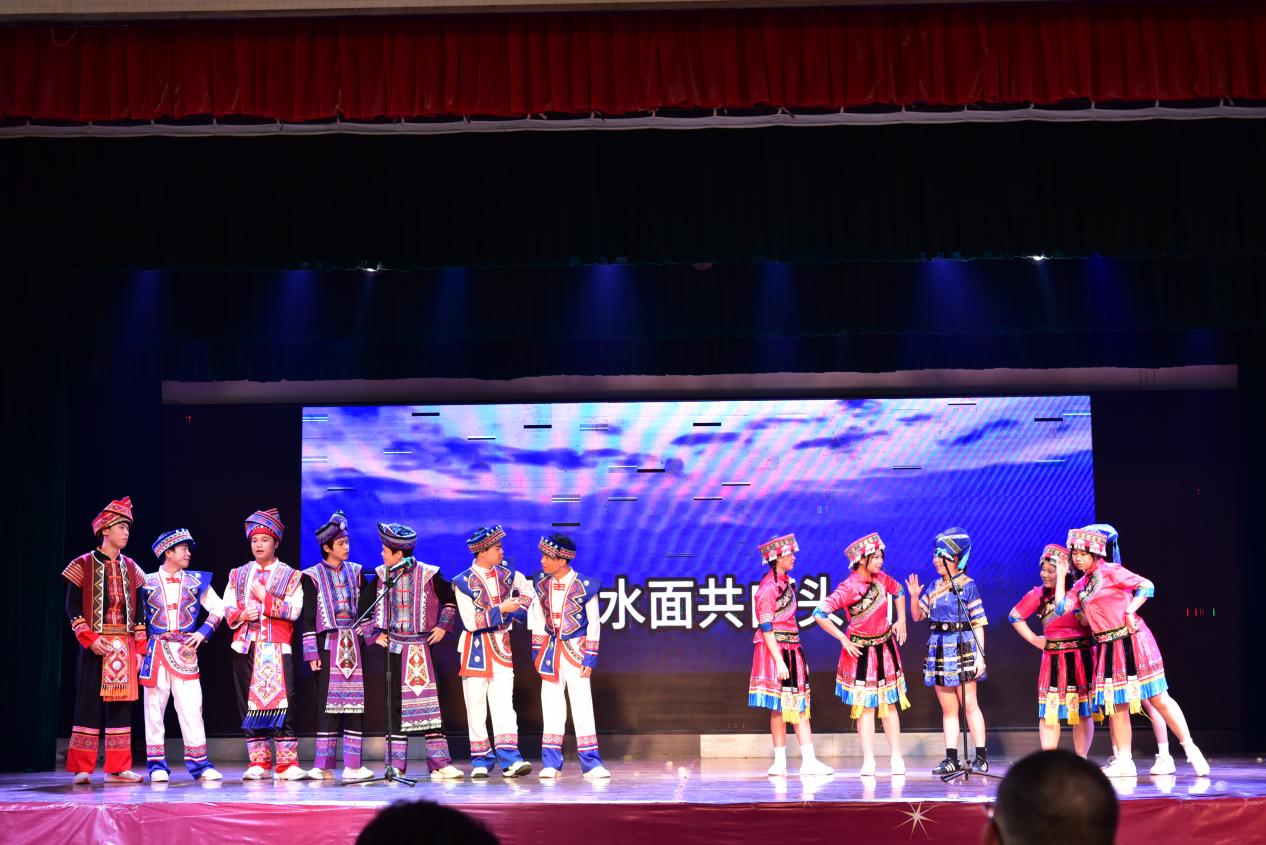 学生在开幕式上进行山歌表演