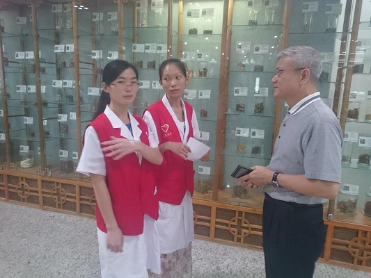 陈柱江博士参观我校一附院与志愿者交谈