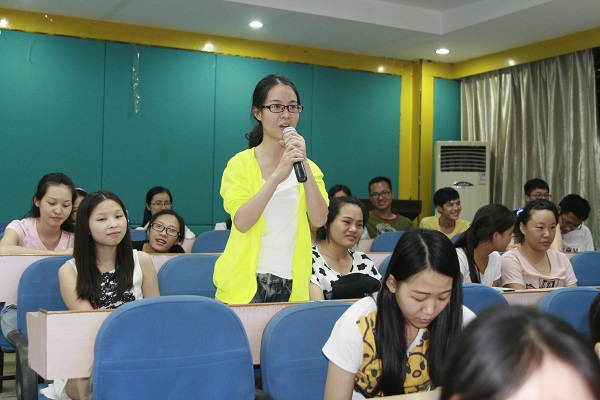 我校学生用英文进行提问