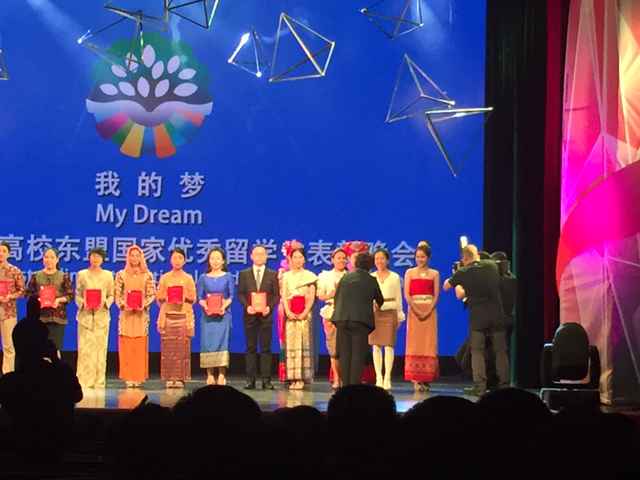 自治区副主席李康为我校获奖泰国留学生威妙善颁奖